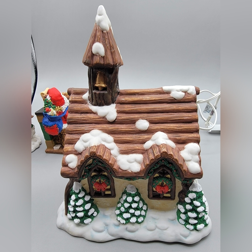 Hollybeary USA Christmas Village Set Of 4 - Picture 10 of 16